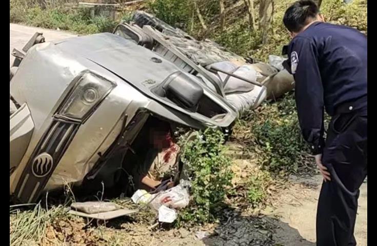 三轮车侧翻！危急时刻，幸好有他们！